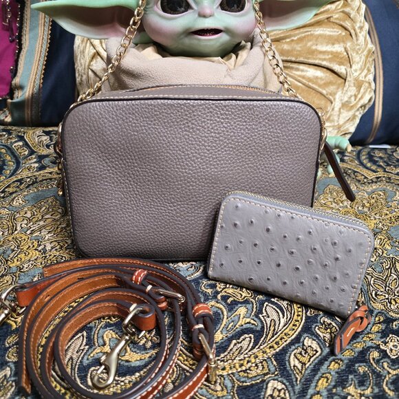 Dooney Pebble Grain Camera Zip Crossbody in Elephant EUC w/Dooney wallet - NWT - Picture 2 of 14